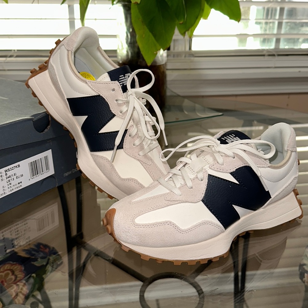 New Balance 327 NWT